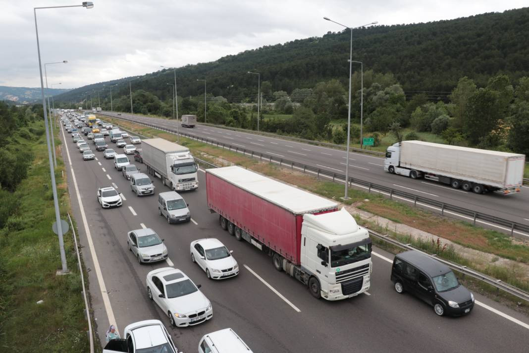 Bolu geçişi resmen kilit! Tatilciler yola çıktı. Her geçen dakika artıyor - Resim: 17